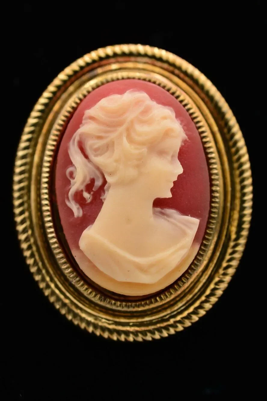Vintage Cameo Pin Brooch Antiqued Gold Oval Small Made in Hong Kong Signed Bin4